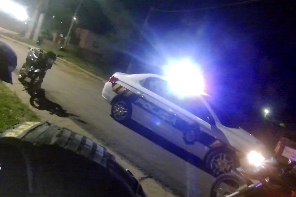 Policía deteniendo a masculino. Policía deteniendo a masculino.