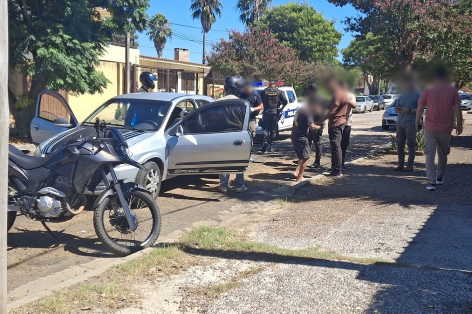 Policía inspeccionando un automóvil Policía inspeccionando un automóvil
