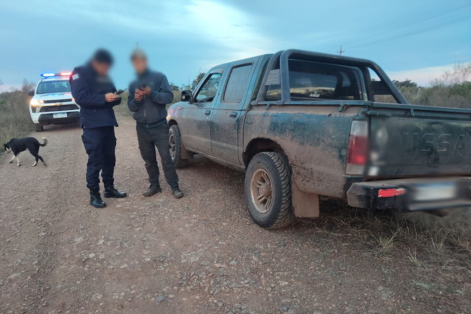 Policía realizando control en ruta al chofer de una camioneta Policía y chofer de una camioneta