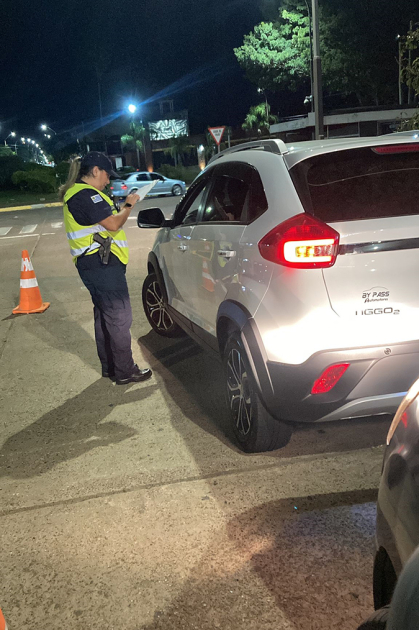 Policía realizando control vehicular en cabecera del Puente Internacional de la Concordia.