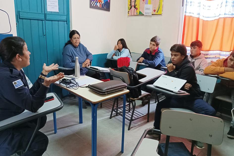 Policía y alumnos del Liceo N° 21 de Guayubira.