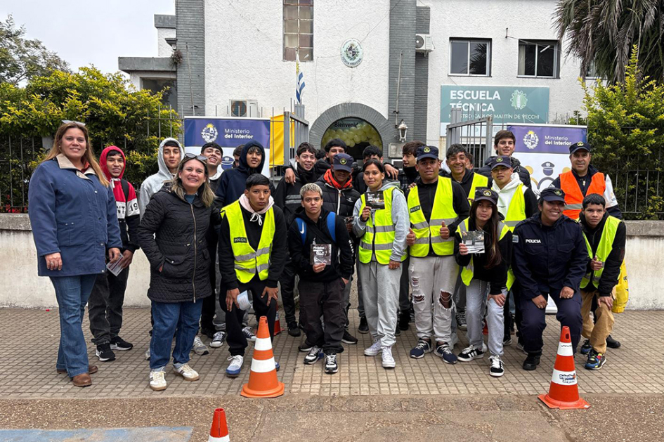 Policías Comunitarios alumnos y docentes frente a UTU