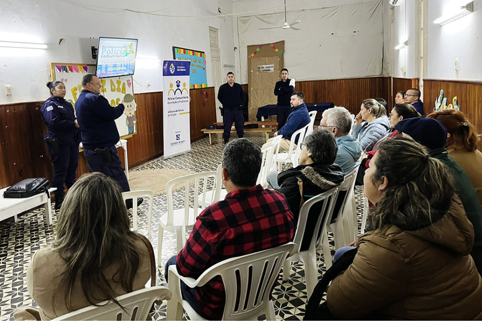 Policías Comunitarios con padres de alumnos del Colegio Juan Pablo II