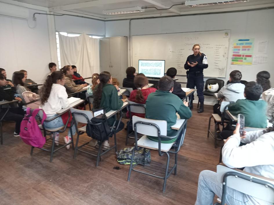 Charla de Policía Comunitaria con escolares Charla de Policía Comunitaria con escolares
