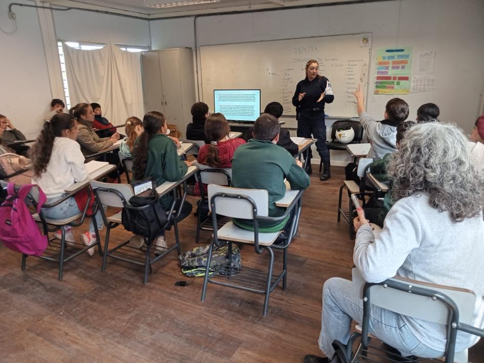 Charla de Policía Comunitaria con escolares Charla de Policía Comunitaria con escolares