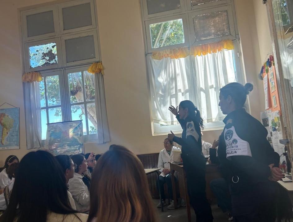 Charla de Policía Comunitaria con escolares Charla de Policía Comunitaria con escolares