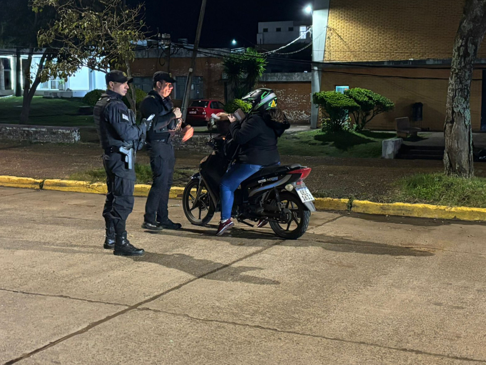 motocicleta detenida en un control Policías realizan un control preventivo en una ruta durante la noche, junto a un móvil policial