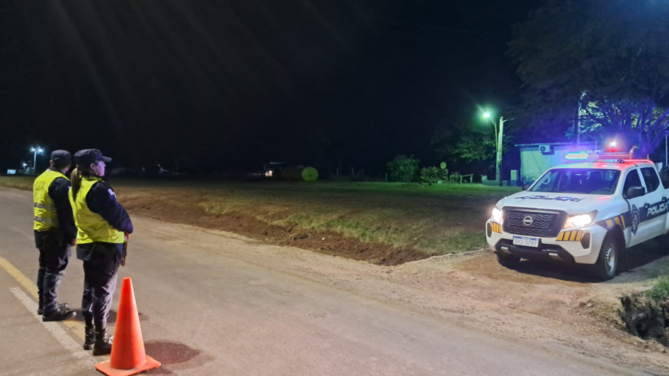 Control en ruta Policías realizan un control preventivo en una ruta durante la noche, junto a un móvil policial