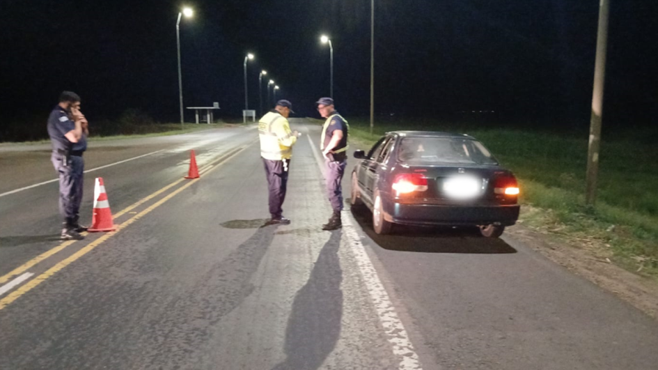 Policías realizando control de un automovista en ruta