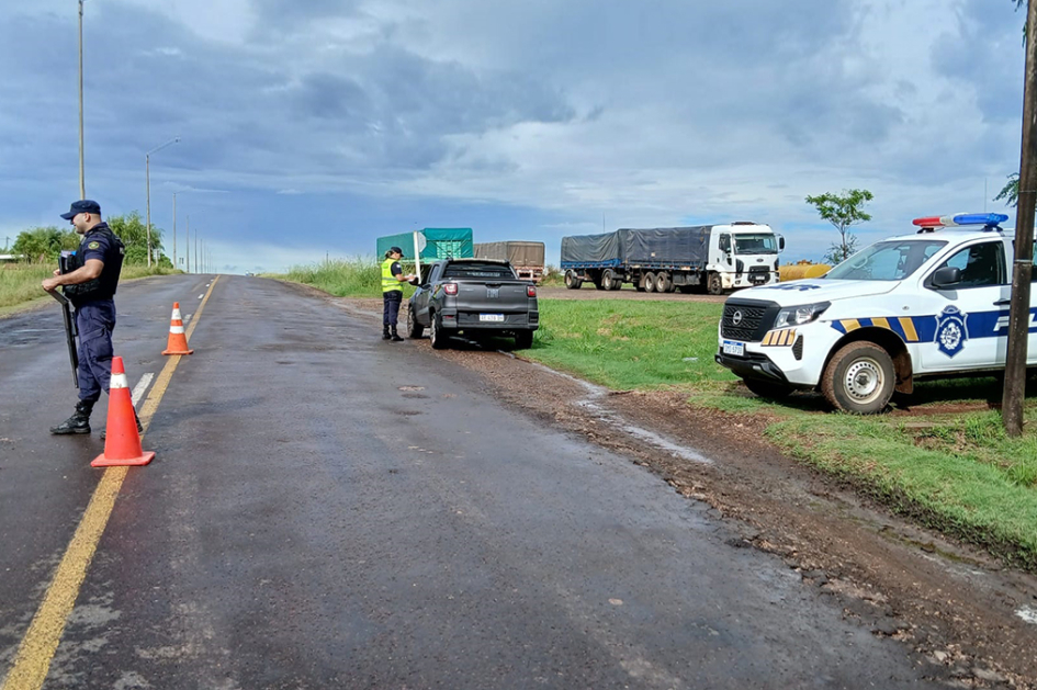 Policías realizando control vehicular en ruta.