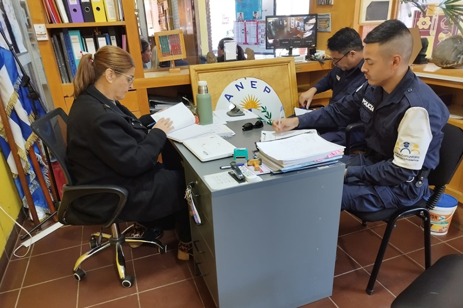 Policias Comunitarios con Directora de Centro Educativo