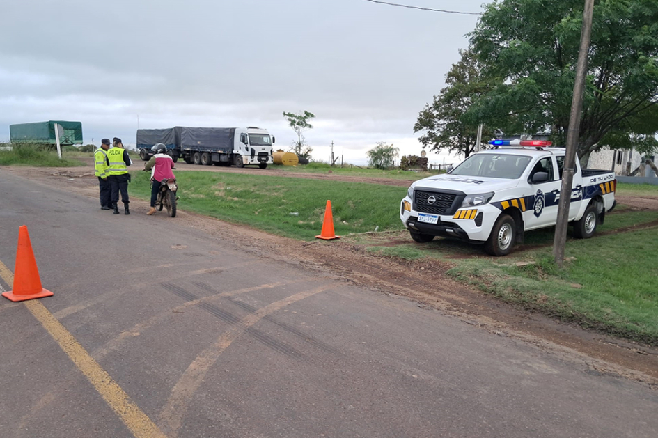 Policias realizando control vehicular a una motocicleta en ruta.