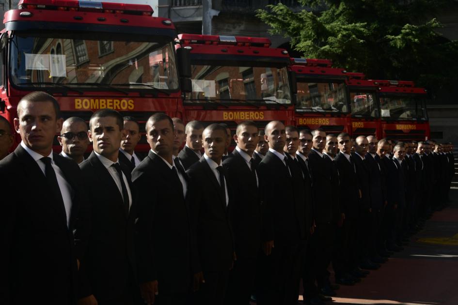Alumnos formados en la plaza de armas de Cuartel Centenario de Bomberos