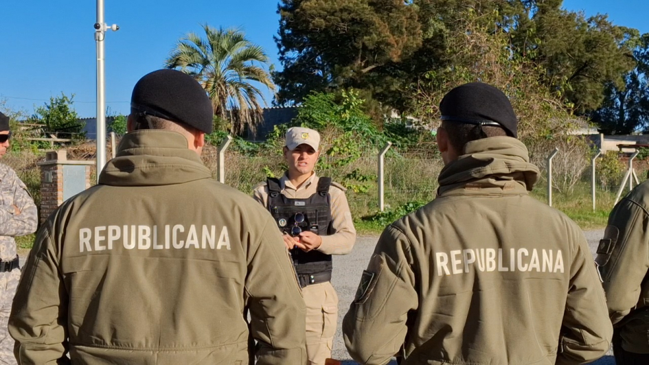 Instructor Policía Caminera y alumnos de la Guardia Republicana