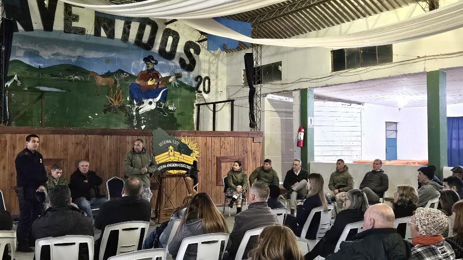 Reunión de la Guardia Republicana con la comunidad de Capilla de Cella y localidades vecinas Reunión de la Guardia Republicana con la comunidad de Capilla de Cella y localidades vecinas