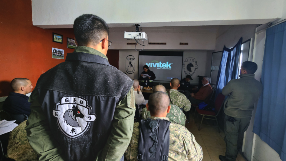 Personal de K9 en salón de clase Personal de K9 en salón de clase