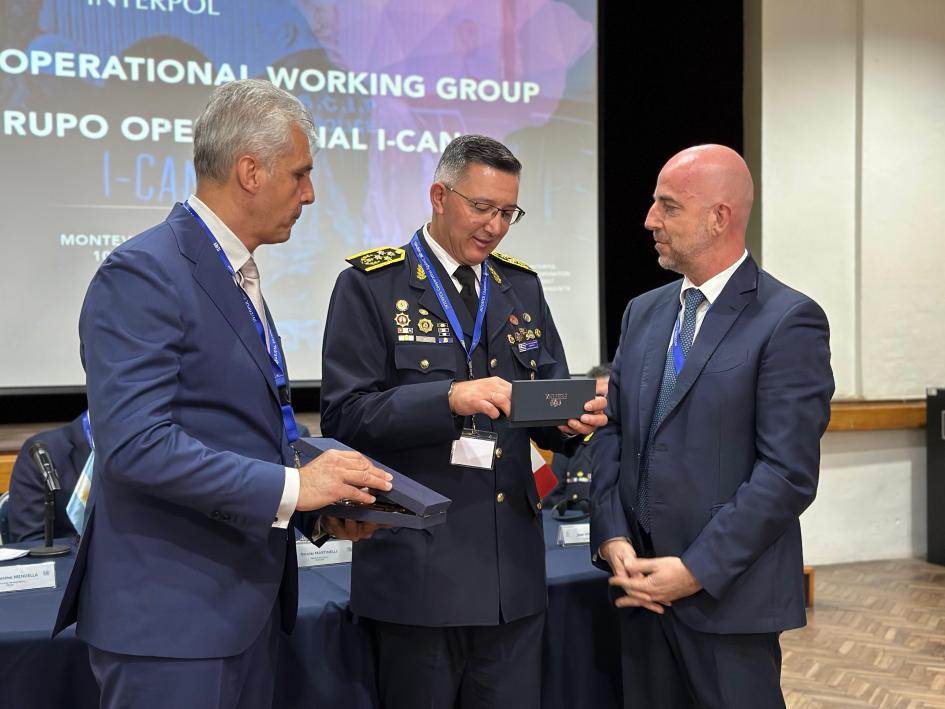 Reconocimiento entregado al Director de la Policía Nacional por miembros de I-CAN.