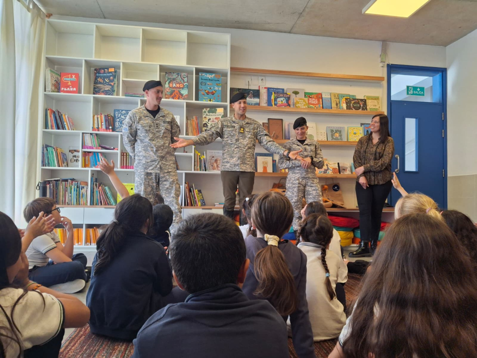 Equipo de la DNGR e infancias del Colegio Santa Elena