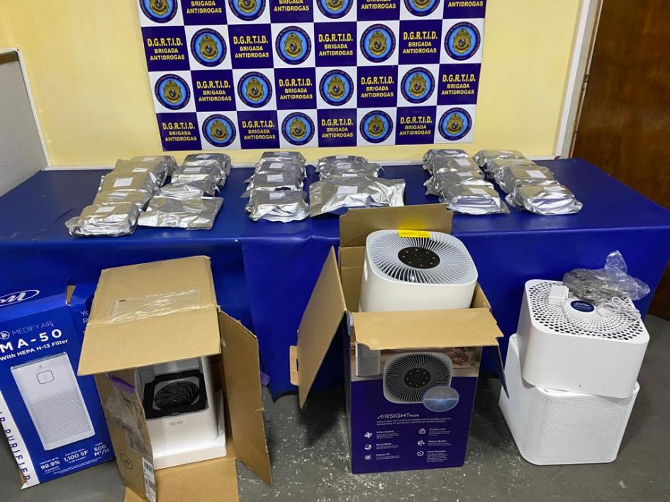 Exposición de la Incautación. Exposición de paquetes de estupefacientes y purificadores de aire en los que eran transportados..