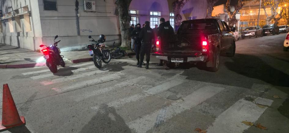 Procedimiento de BDA con adolecscente detenido Movil en procedimiento de BDA con adolecscente detenido