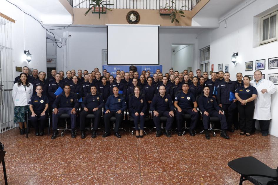 Visita a Policía Científica. Alumnos en predio de la Dirección Nacional de Policía Científica.