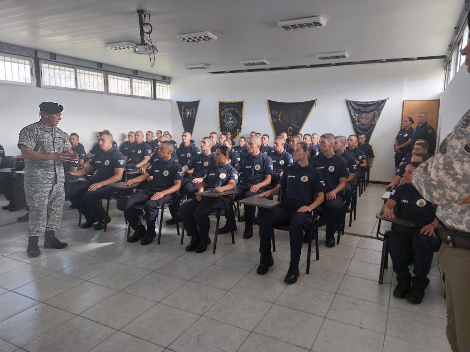 Visita a Guardia Republicana. Alumnos en aula en la Guardia Republicana.