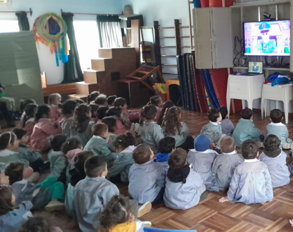 Preescoleres mirando un video 