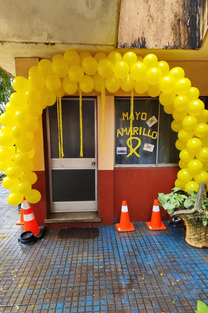 Puerta de acceso a la Oficina Comunitaria decorada