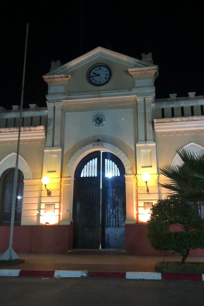 Puerta de acceso al Edificio de Jefatura decorado con luces amarillas