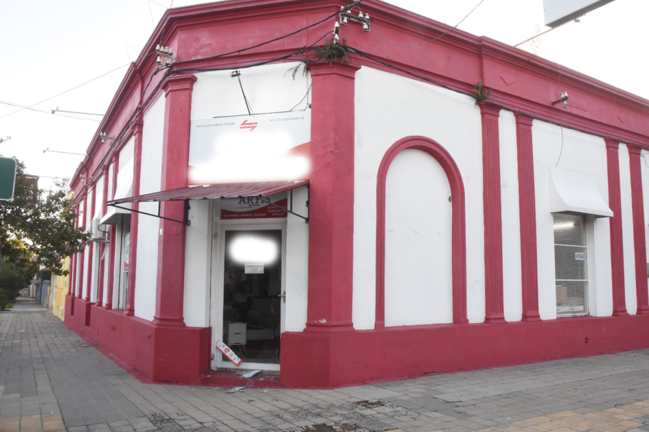 Puerta de vrio rota de un local comercial.