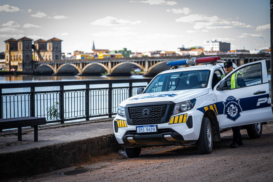 Móvil policial con vistas del puente Maúa en Río Branco