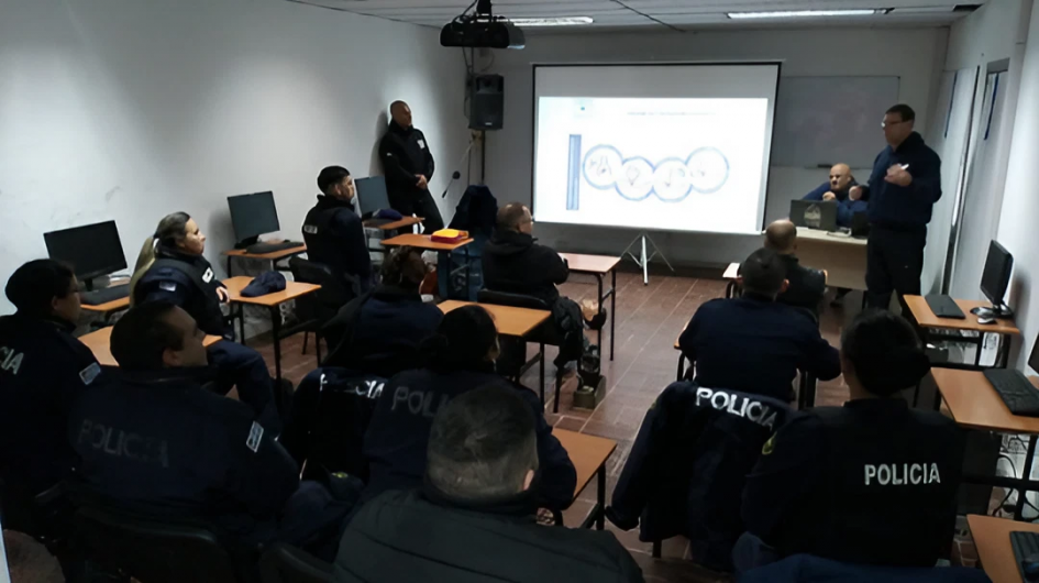 Práctica de Policías realizando RCP Clase de RCP a Policías