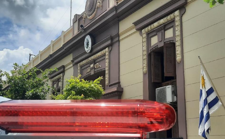 Móvil Policial frente a Jefatura de Florida Móvil Policial frente a Jefatura de Florida
