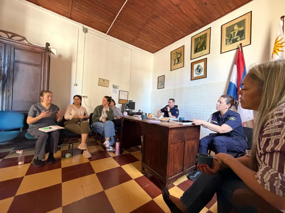 Autoridades de diferentes instituciones, reunidas. Autoridades en reunion en la sexta mesa interinstitucional ciudadana de Aiguá, vista panorámica.