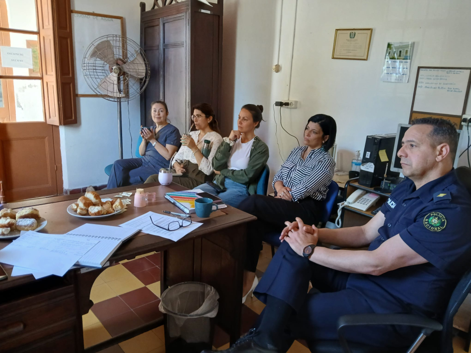 Autoridades reunidas en Aiguá. Autoridades durante reunion, escuchando atentamente la exposición realizada