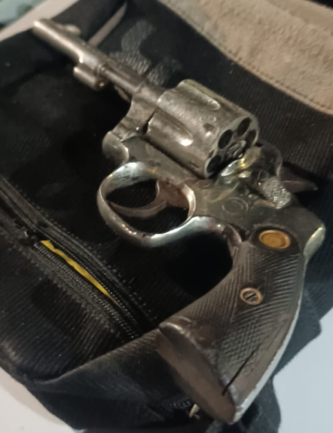 Arma incautada a un hombre que intentó evadir la presencia policial Arma incautada a un hombre que intentó evadir la presencia policial