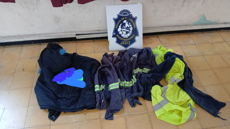 Ropa de trabajo incautada a los autores Ropas de trabajo incautadas exhibidas tras allanamiento