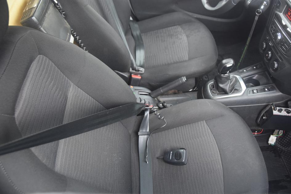 Radio de móvil policial dañado. Radio de móvil policial dañado.
