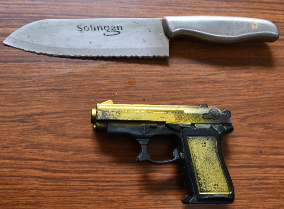 Arma de fuego de juguete y cuchillo incautado por personal policial. Arma de fuego de juguete y cuchillo incautado por personal policial.