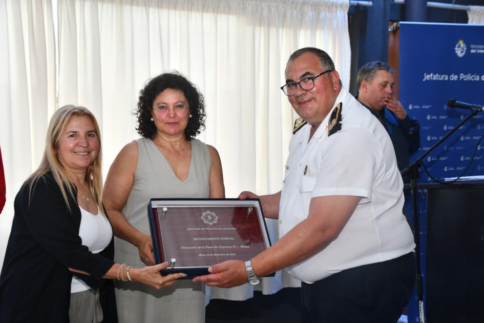 Crio. Gral. R. Eduardo Darnauchans entrega reconocimiento a diresctoras de Plaza de Deportes n° 1 Crio. Gral. R. Eduardo Darnauchans entrega reconocimiento a diresctoras de Plaza de Deportes n° 1