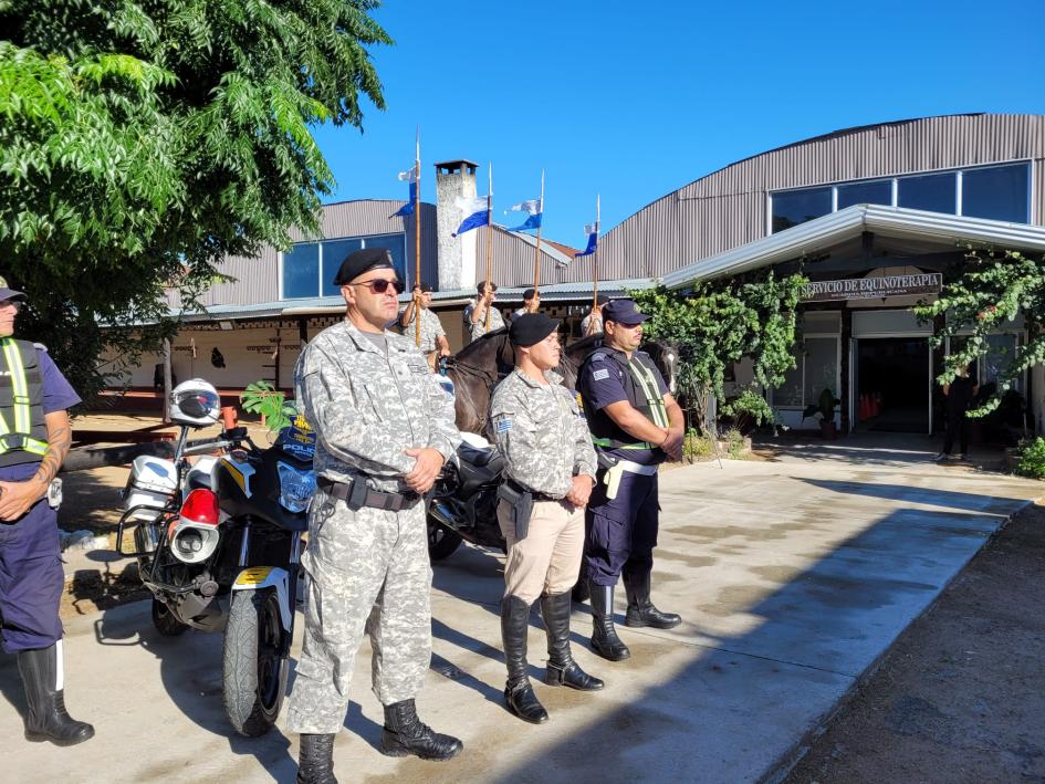 Dos efectivos de la Guardia Republicana y un policía de Tránsito de Montevideo fueron reconocidos po Policías de pie esperando su reconocimiento