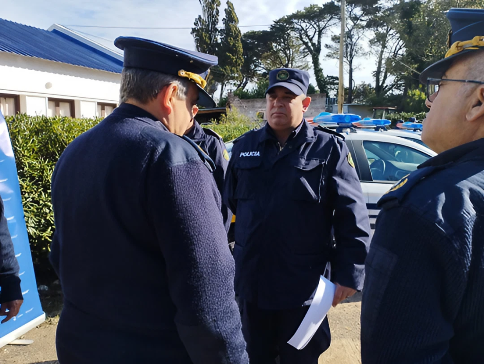 Entrega de reconocimiento a Policías Policía recibiendo reconocimiento entregado por Jefe y Sub Jefe de la Jefatura de Maldonado