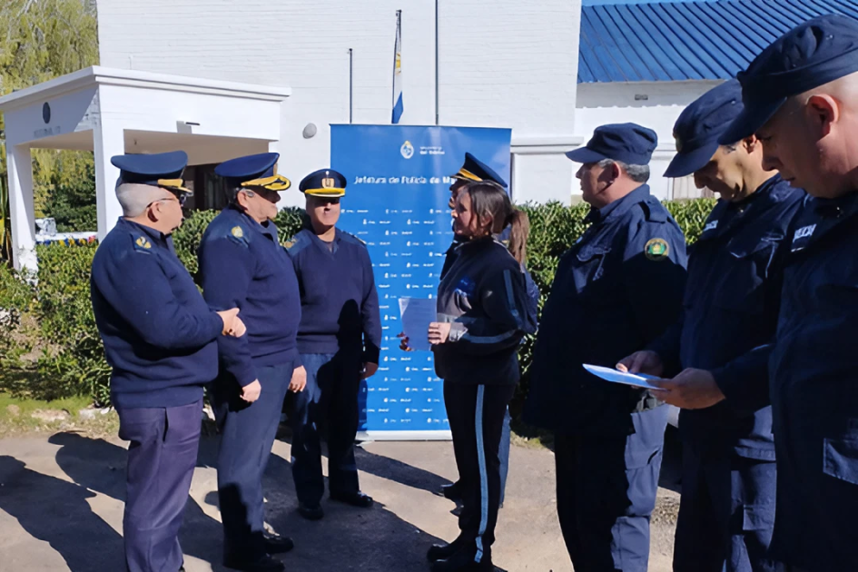 Entrega de reconocimiento a Policías Funcionaria del cuerpo inspectivo de Solis recibiendo reconocimiento entregdo por el Jefe de Policía