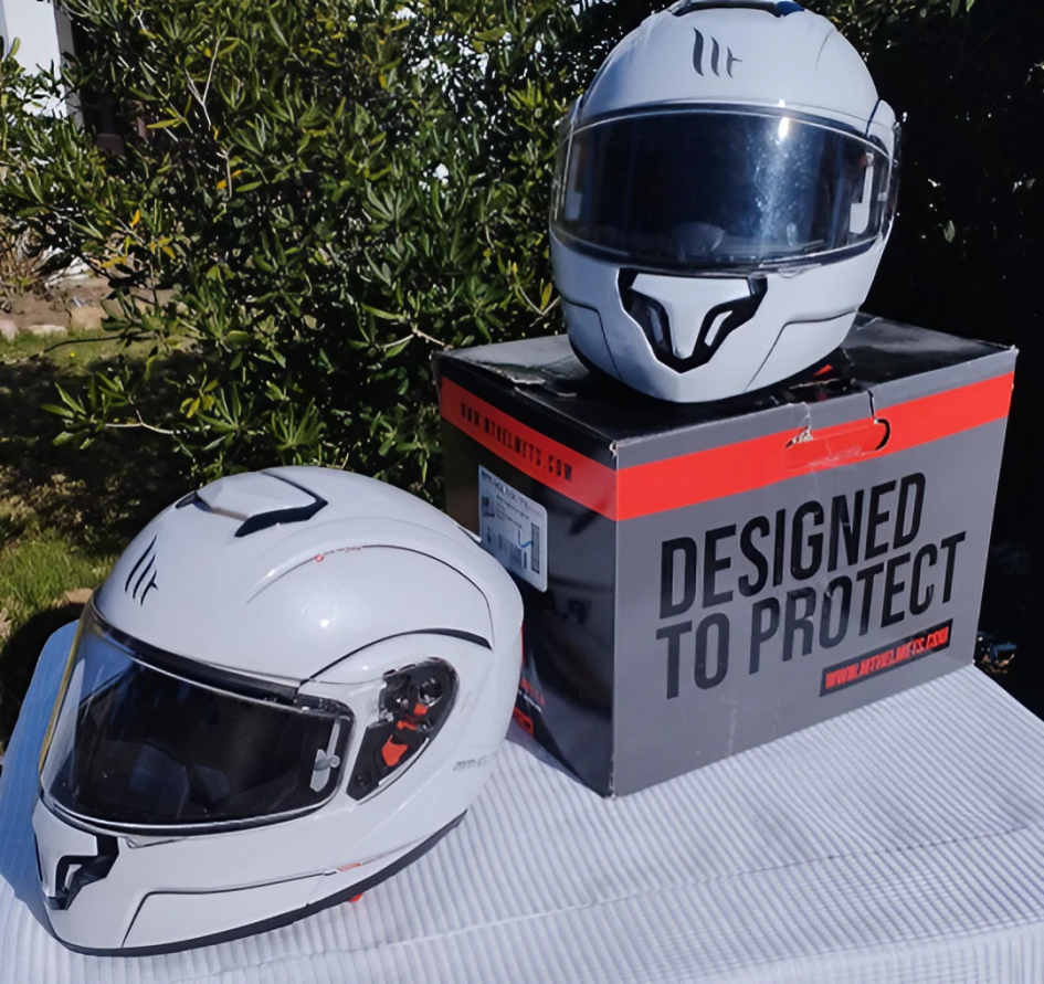 Material logistico entregados por el Ministerio del Interior dos cascos para moto de los 20 entregados por el Ministerio del Interior