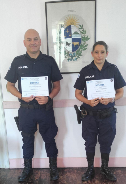 Policías salvan la vida de una niña de dos años Policías salvan la vida de una niña de dos años