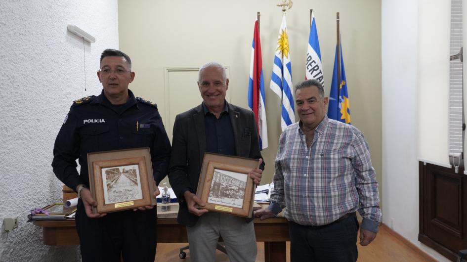 Reconocimientos dados por el Intendente al Ministro del Interior y Director de la Policía Nacional Reconocimientos dados por el Intendente al Ministro del Interior y Director de la Policía Nacional