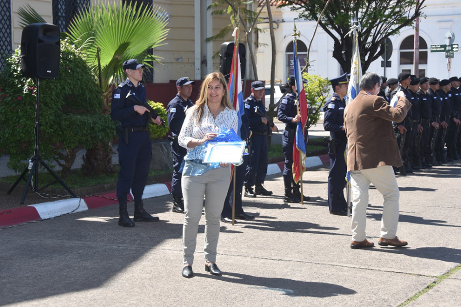 Representante de Comisión de Apoyo a Seccional 2da. exibiendo premio recibido