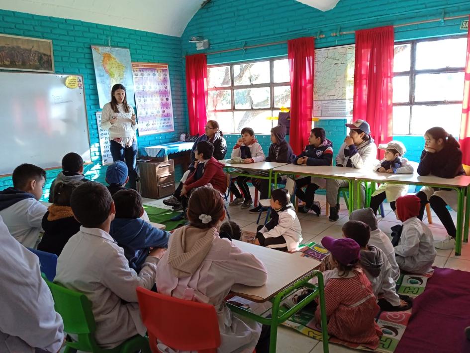 Tallerista del equipo multidiscplinario con alumnos escolares Tallerista del equipo multidiscplinario con alumnos escolares