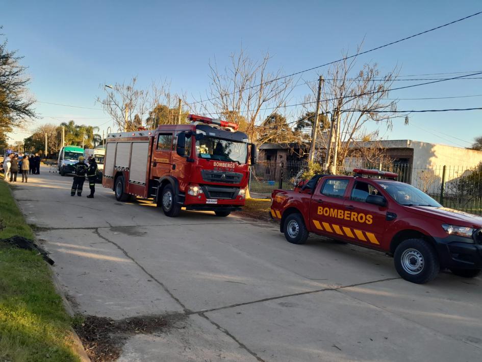 Bomberos en incendio de recidencial Camión y camioneta de Bomberos frente a incendio