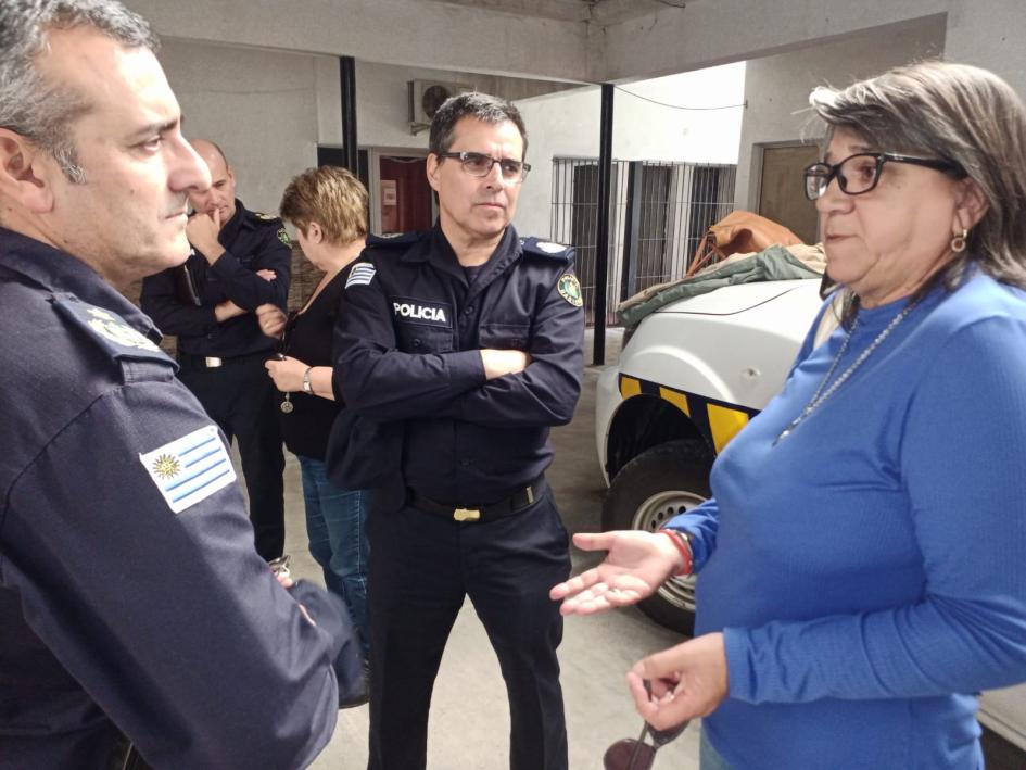 Reunión del comando jefaturial en el interior de Seccional Décima con referente de MEVIR Reunión del comando jefaturial en el interior de Seccional Décima con referente de MEVIR